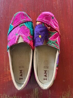 Embroidered colorful shoes 8